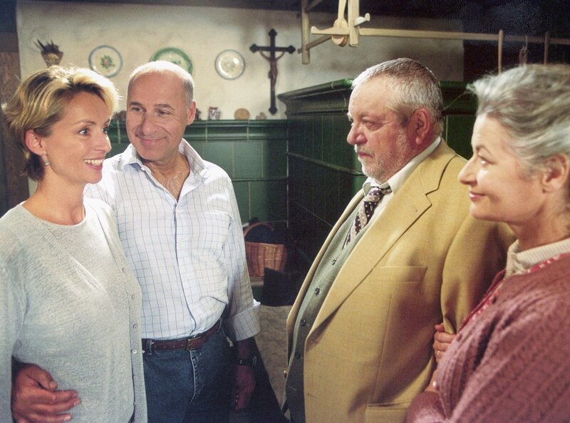 V.li.n.re.: Stephanie Brücken (Martina Servatius), Franz (Edgar M. Marcus), Hermann (Wolfgang Hepp), Johanna (Ursula Cantieni). – Bild: SWR/​Carle