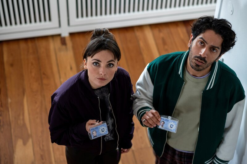 Luiz Vieira dos Santos (Thiago Braga de Oliveira) und Franzi Berger (Paula Schramm) befragen Pfarrer Johannes Maiwald. Hat er den Pokerspieler getötet, um an dessen Gewinn zu kommen? – Bild: manju.de /​ ZDF Studios GmbH