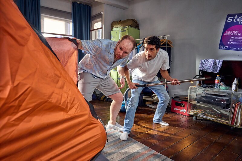 Sven (Sven Daniel Bühler, l.) und Yannik (Rojan Juan Barani, r.) haben einer Spinne den Kampf angesagt. – Bild: ZDF und © Frank Dicks.