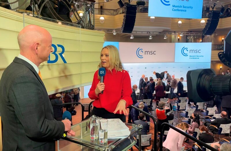 Moderatorin Birgit Kappel im Gespräch mit dem Experten für Internationale Politik, Prof. Stephan Bierling, Universität Regensburg. (Bild von 2025). – Bild: BR