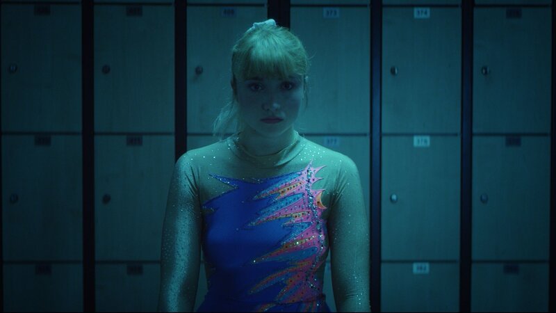 Lola Bouvier (Chloé Jouannet) schmollt vor einem Eiskunstlaufwettbewerb in der Umkleidekabine. – Bild: ZDF und Beta