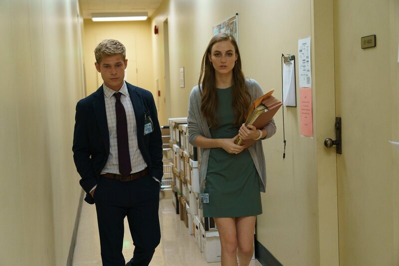 on the right: Maddie Bosch (Madison Lintz) – Bild: Amazon Studios