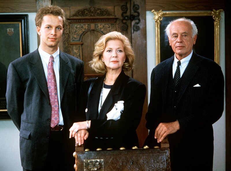 Gräfin Christine von Guldenburg (Christiane Hörbiger) und ihr Sohn Sascha (Jochen Horst) haben Bankier Schulte (Malte Jaeger) um finanzielle Hilfe ersucht. Schulte aber stellt eine Bedingung. – Bild: ORF/​ZDF