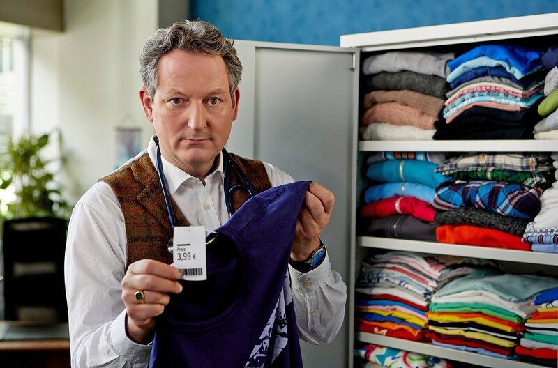 Rund 100 Kleidungsstücke hat jede und jeder von uns in Deutschland im Schrank. Das meiste davon hat seinen Preis, auch wenn viele Klamotten billig sind. Welche Folgen Billigkleidung für Erde und Menschen hat, erklärt Eckart von Hirschhausen bei „Wissen vor acht – Erde“. – Bild: ARD/​Kai Schulz