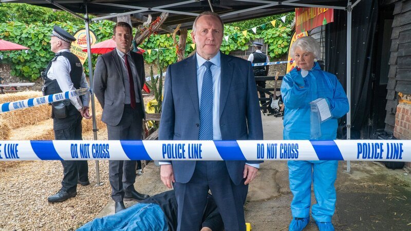 Sergeant Jamie Winter (Nick Hendrix, 2.v.l.), Inspector John Barnaby (Neil Dudgeon, 2.v.r.) und Rechtsmedizinerin Fleur Perkins (Annette Badland) müssen sich mit einem Leichenfund im ökologischsten Dorf Midsomers befassen. – Bild: ZDF und Mark Bourdillon