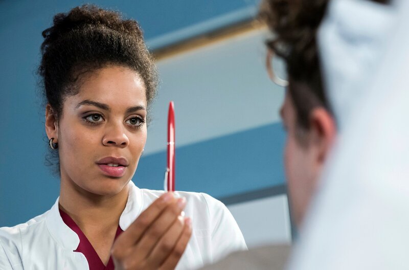 Vivienne (Jane Chirwa, l.) testet die Reflexe bei Markus Dahl (Louis Nitsche, r.). – Bild: MDR/​Jens Ulrich Koch