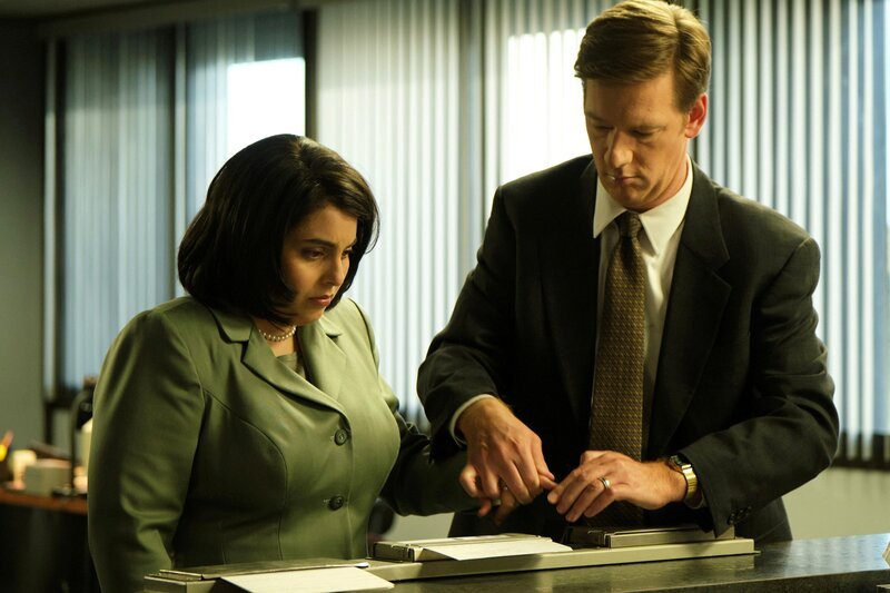 Impeachment: American Crime Story – Szene mit Beanie Feldstein als Monica Lewinsky und Brian Maillard als Agent Fallon. – Bild: Fox /​ Twentieth Century Fox Film Corporation and FX Productions, LLC.