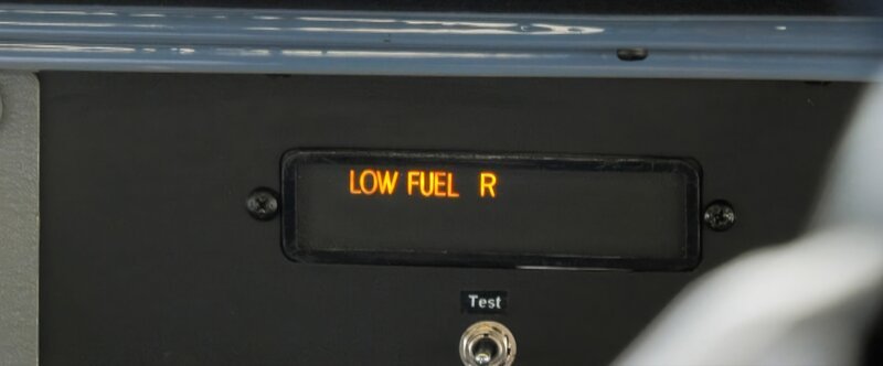 Der niedrige Tankstand lässt den Piloten keine Chance, auf einen anderen Flughafen auszuweichen. – Bild: Raw Cut Television /​ ZDF