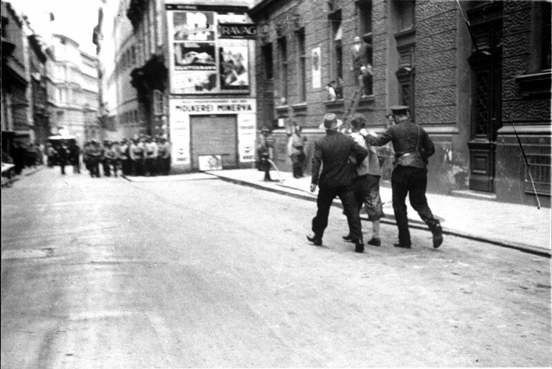 Juliputsch 1934, Verhaftung eines Putschisten. – Bild: Hilscher/​ÖNB Pammer Film/​ÖNB /​ Albert Hilscher,