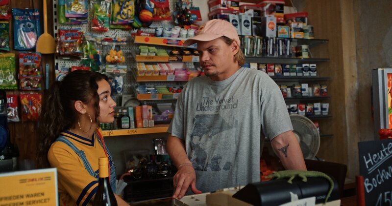 Fred (Wilson Gonzalez, r.) und Aylin (Gülseren Erkut, l.) müssen nun irgendwie miteinander auskommen. – Bild: ZDF und Max Rauer