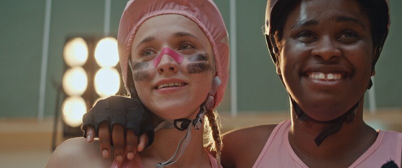 Die beiden Kapitäninnen der Mannschaft „Cannibal Licornes“ Lola Bouvier (Chloé Jouannet, l.) und Acid Cyprine (Jisca Kalvanda, r.) sind glücklich über ihr erfolgreiches Spiel, auch wenn sie gegen ihre Erzfeindinnen der Mannschaft „Black Weirdos“ das Finale um einen Punkt verloren haben. – Bild: Beta /​ ZDF und Beta