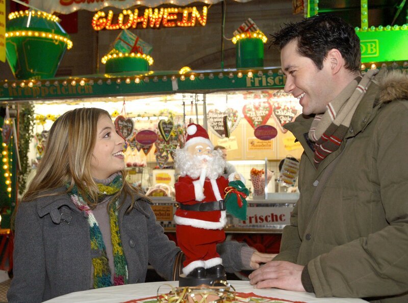 Arzu Ritter (Arzu Bazmann, links) und Philipp Brentano (Thomas Koch, rechts) schlendern auf der Suche nach Weihnachtsgeschenken für die Eltern über den Weihnachtsmarkt. – Bild: NDR/​MDR/​Krajewski