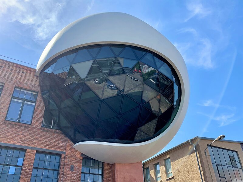 Die Niemeyer Sphere in Leipzig. Ein Stück heitere brasilianische Moderne im Industriegebiet: Die Kugel von Architekt Oscar Niemeyer. Ein kreisrundes UFO landet mitten in einem historischen Industriegelände. – Bild: Sabine Reeh /​ BR