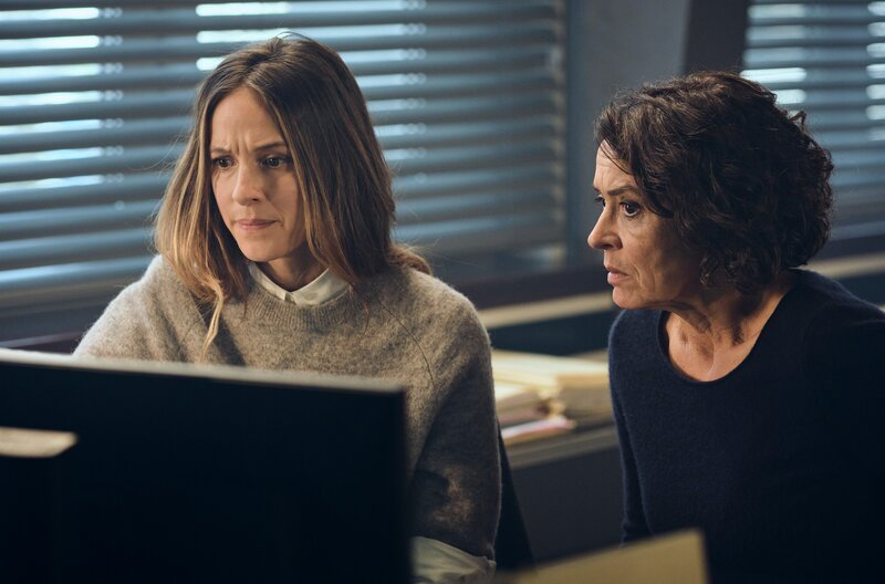v.li.: Johanna Stern (Lisa Bitter) zeigt Lena Odenthal (Ulrike Folkerts), was sie in den Akten gefunden hat: Einen ähnlichen, nie geklärten Fall von vor zehn Jahren. – Bild: SWR/​Benoît Linder