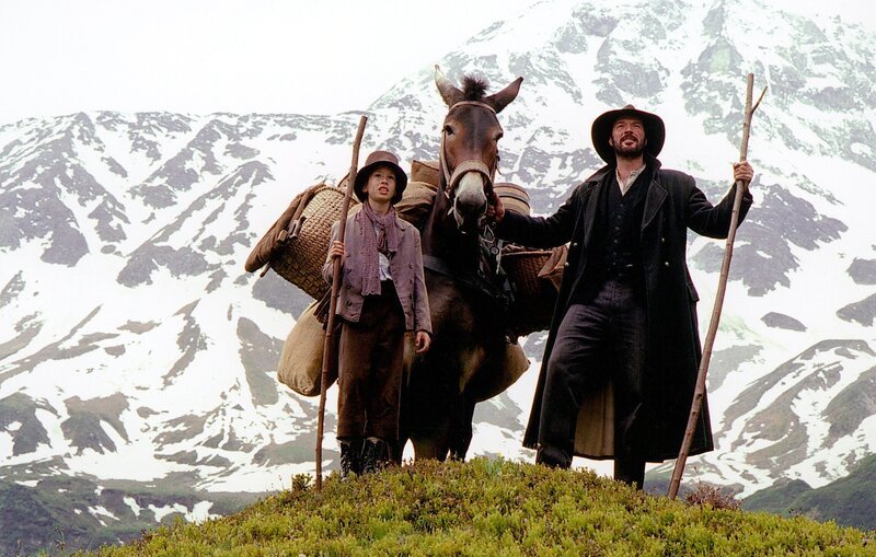  Der mittellose Jakob Hirzbacher (Sebastian Koch) ueberquert nach dem Tod seiner Frau mit seinem Sohn Andris (Gregor Hofmann) die Berge. – Bild: ORF