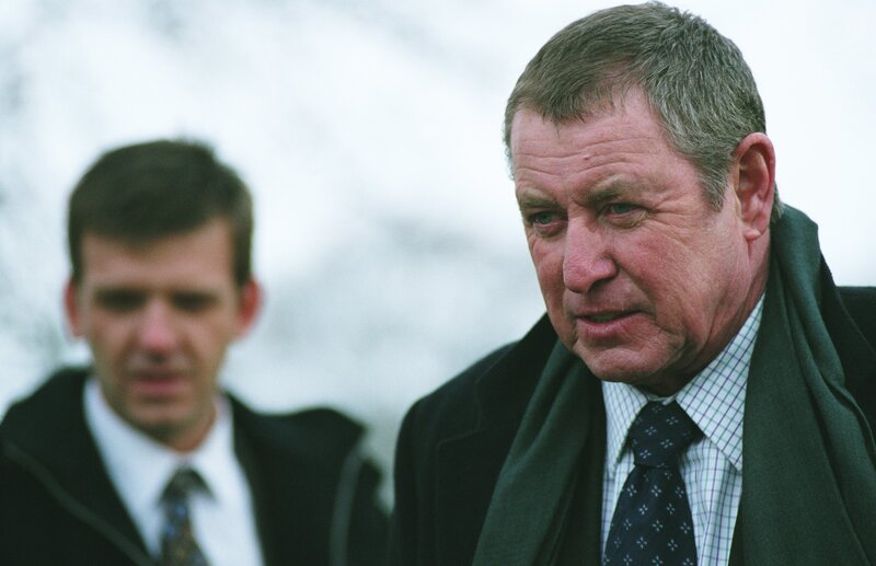 Das Wetter nasskalt, und das Mordopfer im Freien – Barnaby (John Nettles, r.) und Constable Jones (Jason Hughes, l.) sind wieder im Einsatz. – Bild: Colin Munn