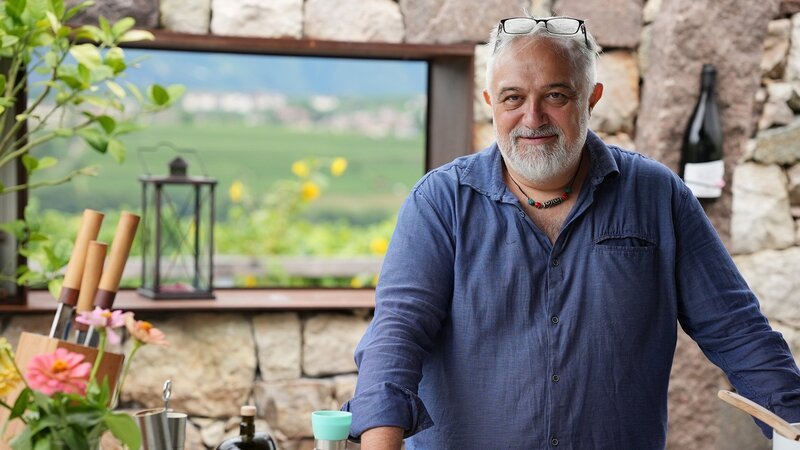 Köstliches Südtirol: Angelo Carrillo kocht Risotto mit Pfifferlingen und Graukäse. – Bild: SRF/​Florianfilm GmbH