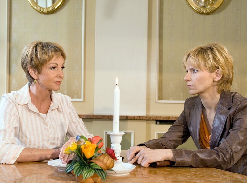 Barbara (Uta Schorn, links) befürchtet Hautkrebs zu haben. Sie spricht sich bei Dr. Kathrin Globisch (Andrea Kathrin Loewig) aus. – Bild: MDR/​Krajewski