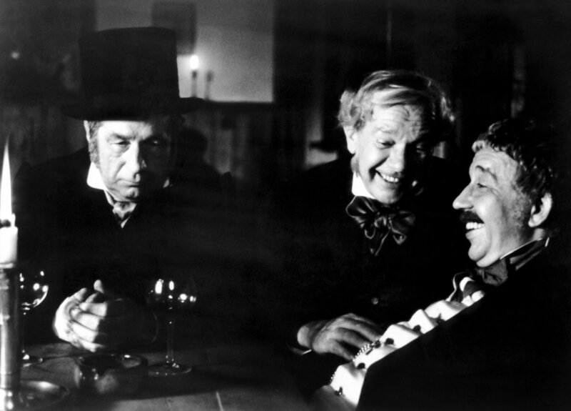 Köstlich amüsiert sich Bräsig (Fritz Hollenbeck, rechts) und Bürgermeister Langefeldt (Karl-Heinz Kreienbaum), weil Pomuchelskopp (Joachim Wolff, l.) mit seinen Aufstiegsplänen gescheitert ist. – Bild: NDR/​Hassenstein