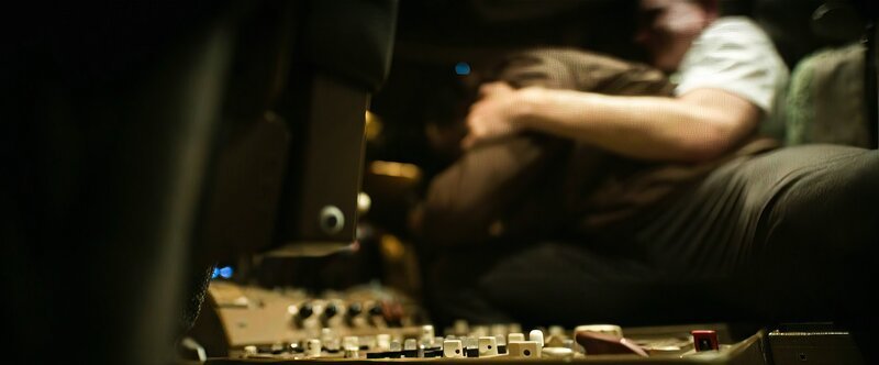 Co-Pilot Phil Watson kämpft mit dem Angreifer, während sich das Flugzeug im Sturzflug befindet. – Bild: Raw Cut Television /​ ZDF und Raw Cut Television