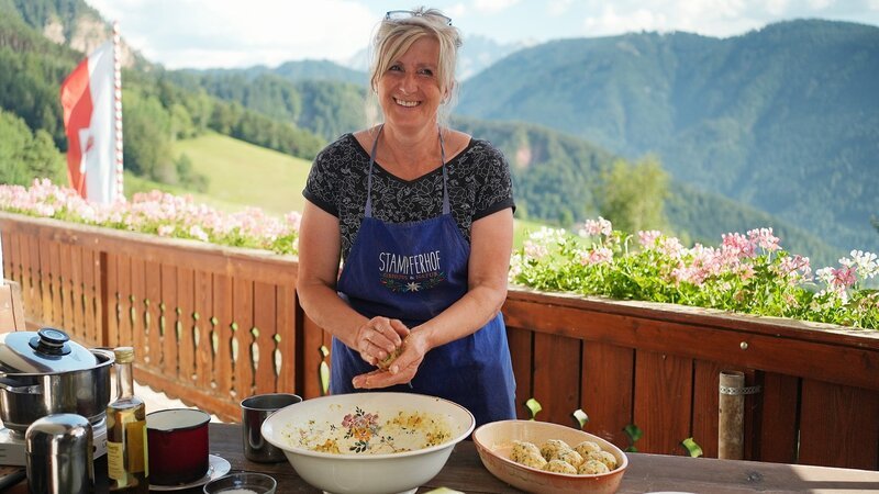 Köstliches Südtirol Im Reich der Dolomiten Veronika Stampfer bereitet ihre Speckknödel zu. – Bild: SRF/​Florianfilm GmbH