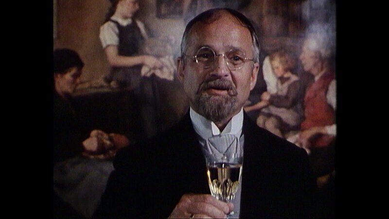 Herr Hofrat gratuliert zum Staatsexamen. – Bild: BR/​RBB