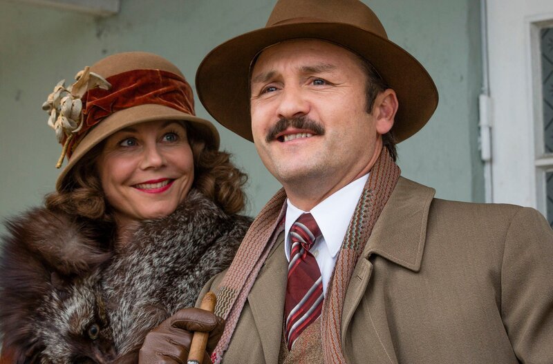 Therese Madsen (Anne Louise Hassing, l.) und Georg Madsen (Lars Ranthe, r.). – Bild: WDR/​Mike Kollöffel