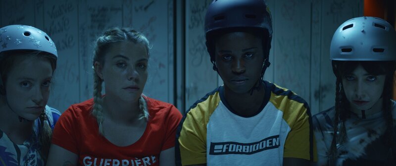 Booby Mercury (Allison Chassagne, l.), Mother Blocker (Sophie-Marie Larrouy, 2.v.l.), Acid Cyprine (Jisca Kalvanda, 2.v.r.) und Absinthe-ni-touche (Suzanne de Baeque, r.) werden von Lola überredet, sich für den „Moon-Derby-Cup“ anzumelden. Willigt Acid als Kapitänin der Gruppe ein? – Bild: Beta /​ ZDF