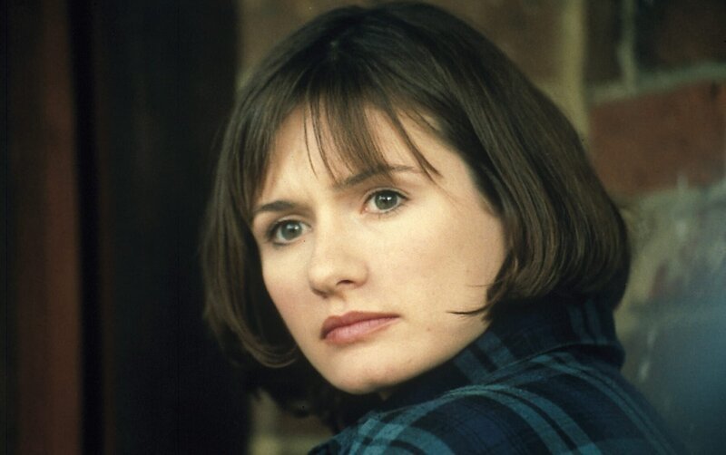 Katherine Lacey (Emily Mortimer) ist ziemlich erstaunt, dass sie die Rainbirds nicht wie verabredet zuhause antrifft. – Bild: ZDF/​Bentley Production