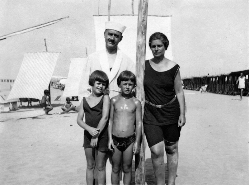 Der Schriftsteller Thomas Mann mit seiner Familie am Strand von Kampen auf Sylt. Thomas Mann mit weisser Mütze, seine Frau Katia Mann, seine Kinder Elisabeth und Michael posieren in Badeanzügen (5. September 1927). – Bild: WDR/​Keystone/​Thomas-Mann-Archiv