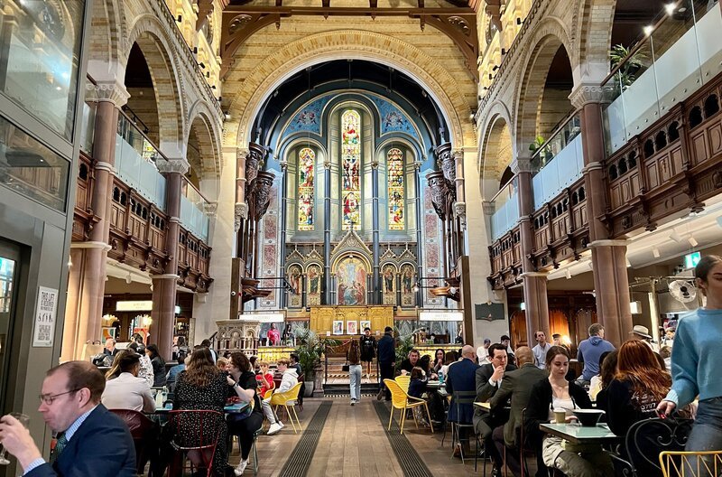 Mercato Mayfair befindet sich an einem ungewöhnlichen Ort: Der Food Market ist in ein anglikanisches Gotteshaus im Greek Revival Stil eingezogen. – Bild: BR/​Sabine Reeh