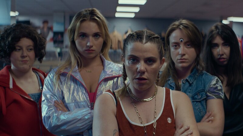 Nach ihrer Leistung beim Derby-Cup sind (von links) MJ (Salomé Diénis Meulien), Lola (Chloé Jouannet), Mother Blocker (Sophie-Marie Larrouy), Booby Mercury (Allison Chassagne) und Absinthe (Suzanne De Baecque) zu Berühmtheiten des Städtchens geworden. Doch schwierige Umstände zwingen das Team, zu handeln. – Bild: ZDF und NOON