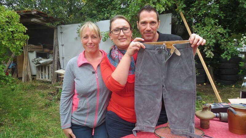 Von links: Nicole, Christine und Thorsten auf dem Hausflohmarkt. – Bild: RTL 2