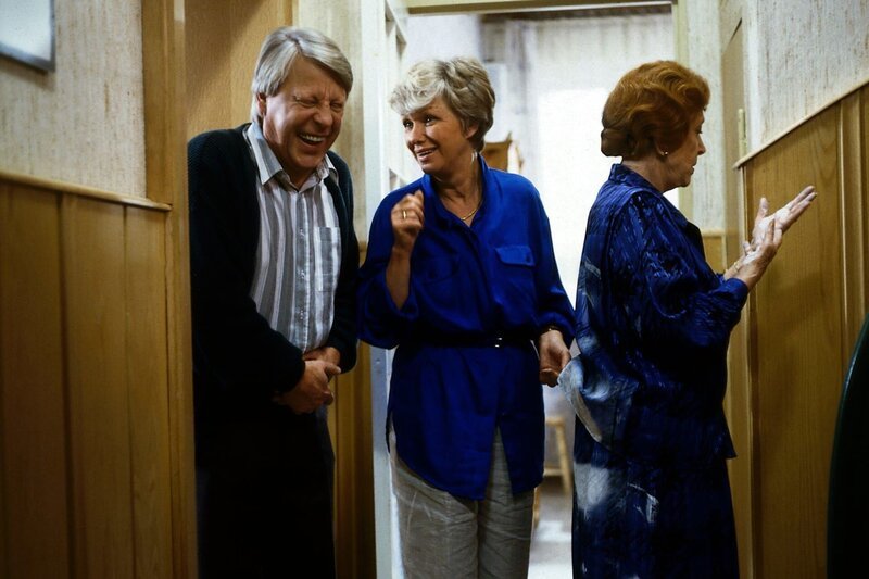 Oma Käthe (Edith Schollwer, r.) hat sich versehentlich auf einem frisch gestrichenen Stuhl niedergelassen. Hannelore (Maria Sebaldt, M.) und Eberhard Wichert (Stefan Orlac, l.) können sich das Lachen nicht verkneifen. – Bild: ZDF und Terranova