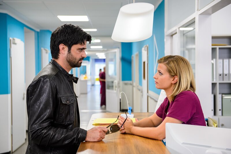 Dr. Marco Behring (Maximilian Grill) und Lizzy Riedmüller (Theresa Underberg). – Bild: ZDF/​Willi Weber