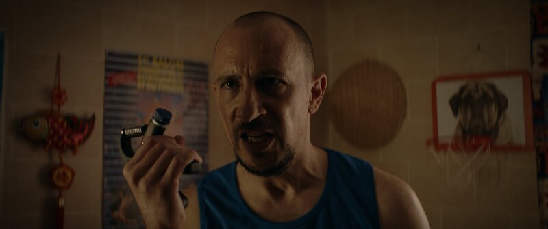 Neben seiner neu gefundenen Leidenschaft für Fitness, hat Mickaël (Adrien Ménielle) eine weitere Überraschung parat. – Bild: ZDF und NOON