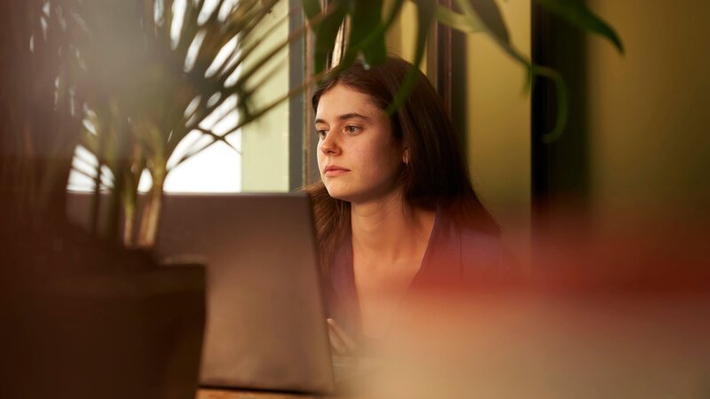 Nach einem Streit mit ihrer Freundin will Frances (Alison Oliver) die Sache wieder gerade rücken. Doch ihr fehlen die richtigen Worte. – Bild: ZDF und Enda Bowe./​Enda Bowe