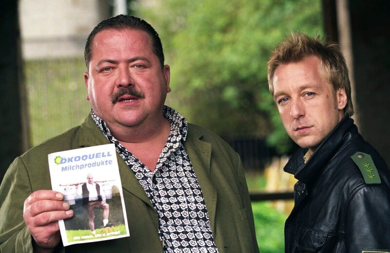 Kommissar Korbinian (Joseph Hannesschläger, l.) Hofer und sein Kollege Michi Mohr (Max Müller) können bei ihrem Verhör einen Trumpf aus dem Ärmel ziehen, denn offenbar hat die Werbekampagne für Ökoquell etwas mit dem Mord zu tun. – Bild: ZDF und Christian A. Rieger