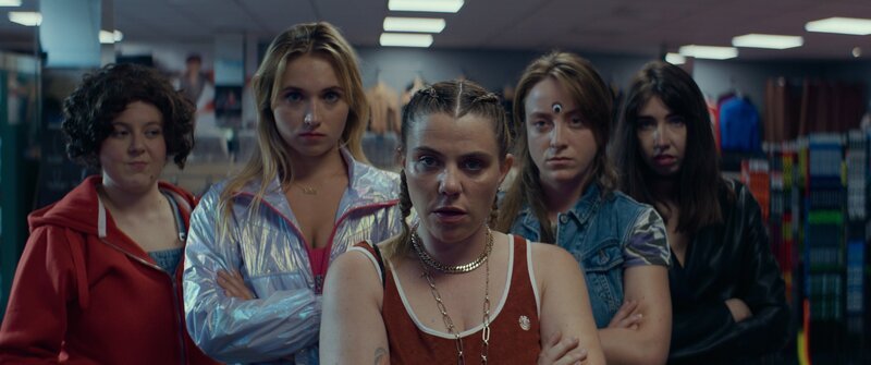 Nach ihrer Leistung beim Derby-Cup sind MJ (Salomé Diénis Meulien, l.), Lola (Chloé Jouannet, 2.v.l.), Mother Blocker (Sophie-Marie Larrouy, M.), Booby Mercury (Allison Chassagne, 2.v.r.) und Absinthe (Suzanne De Baecque, r.) zu Berühmtheiten des Städtchens geworden. Doch schwierige Umstände, zwingen das Team, zu handeln. – Bild: NOON /​ ZDF