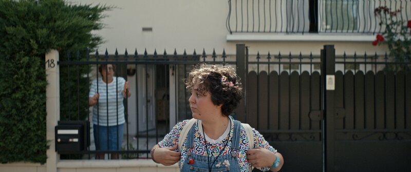 Für Marie-Josée (Salomé Diénis Meulien, r.) geht die Reise mit ihren Derby-Girls nach Paris. Ihre Mutter (Catherine Benguigui, l.) macht sich große Sorgen und gibt ihrer Tochter kurz vor der Abfahrt noch viele Ratschläge für die bevorstehende Reise. – Bild: Beta /​ ZDF