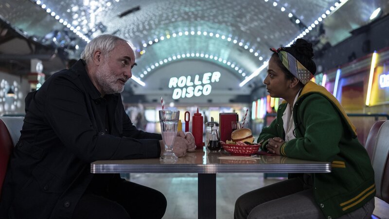 Konstantin (Kim Bodnia, l.); Pam (Anjana Vasan, r.) – Bild: Anika Molnar