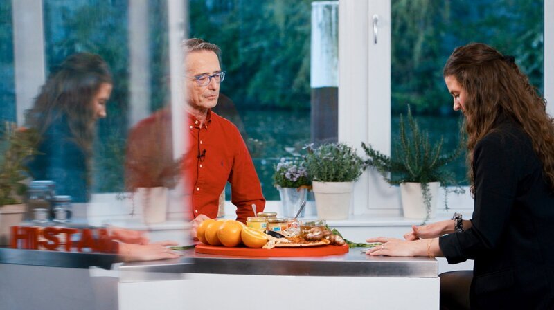 Mit Hilfe der Technik ein Leben lang histaminarm essen: Ernährungs-Docs Matthias Riedl rät Lisa S. eine App zu nutzen, die den Histamingehalt für einzelne Lebensmittel anzeigt. – Bild: NDR/​Moritz Schwarz