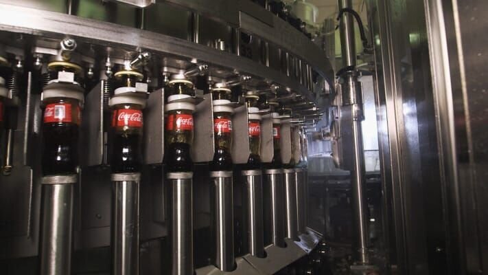 Celebrating Coca-Cola’s iconic contour bottle’s 100th birthday. – Bild: Telefónica de España/​National Geographic