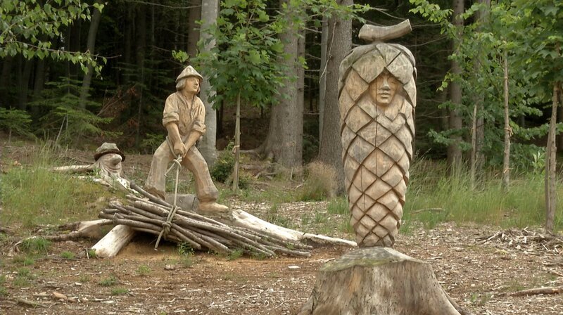 Holzskulpturen im Salumer Wald. – Bild: HR/​C&S Filmproduktion