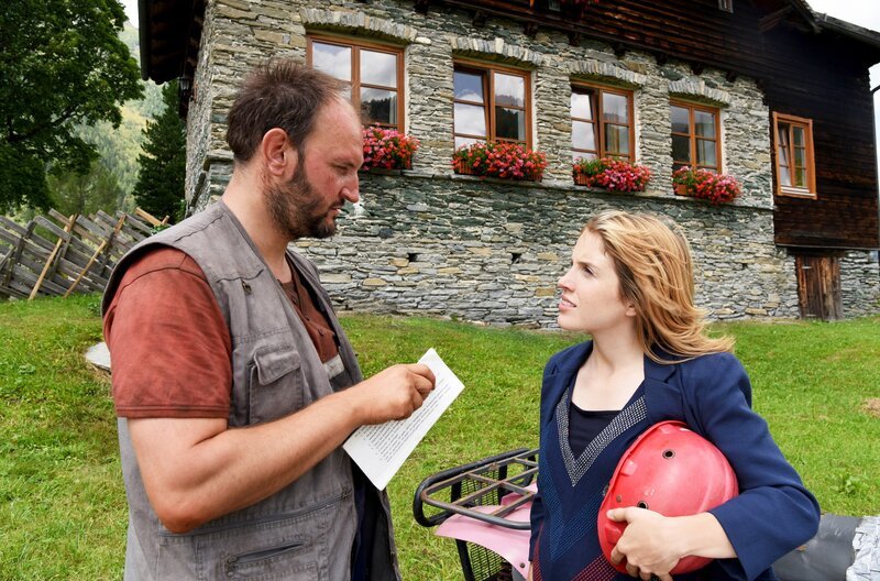 Svea (Paula Kalenberg) versucht das Vertrauen des Bergbauern Grusch (Tobias Ofenbauer) zu gewinnen. – Bild: ARD Degeto/​Mona Film/​Hubert Mican