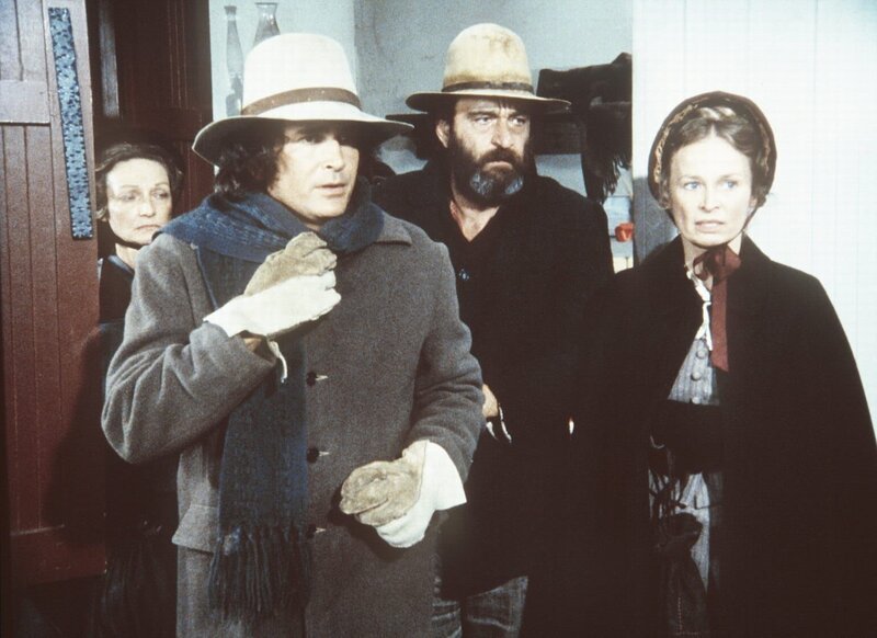 Charles (Michael Landon, 2.v.l.), Mr. Edwards (Victor French) und Grace (Bonnie Bartlett, r.) erfahren, dass die Kinder früher nach Hause geschickt wurden und jetzt draußen im Schneesturm herumirren. – Bild: Sat.1 Gold