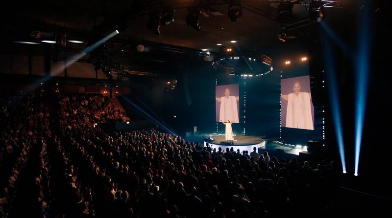 Halleluja! Carolin Kebekus sorgt mit ihrem himmlischen Comedyprogramm „SHESUS“, mit dem sie Arenen in Deutschland, Österreich und der Schweiz füllte, für Frohlocken unter Comedyfans. Als Hohepriesterin des Humors liefert sie zahllose Pointen und feiert eine nicht enden wollende Zeremonie hemmungsloser Heiterkeit. – Bild: WDR/​bildundtonfabrik