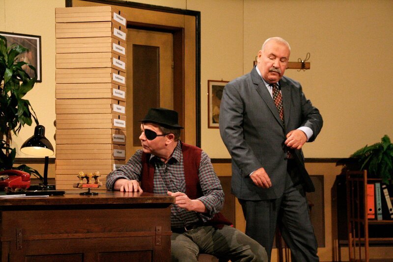 „Ab nach Brüssel": Hannes (Albin Braig, li) und sein Bürgermeister (Karlheinz Hartmann) stehen hilflos vor dem riesigen Aktenberg. Aber sie setzen sich gekonnt über Vorschriften hinweg. – Bild: SWR/​braig-productions