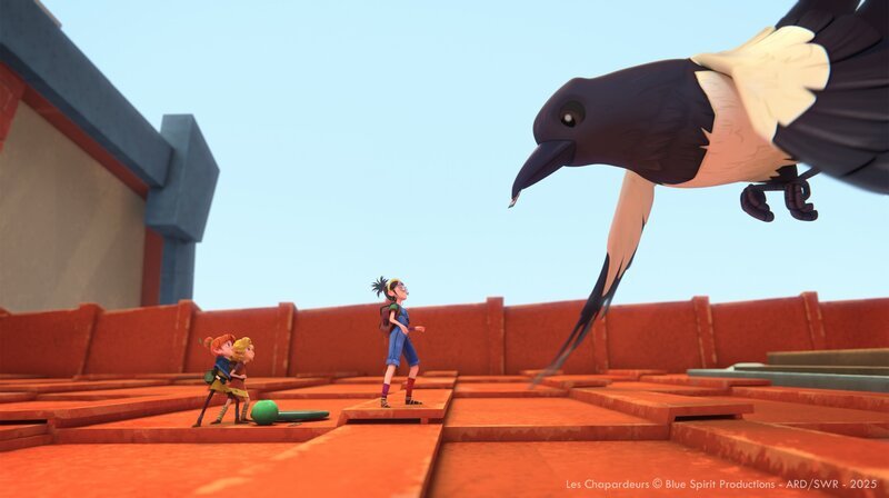 Eida zeigt Arrietty und Yuna, wie man das Vertrauen der Elster gewinnt. – Bild: SWR/​Blue Spirit Productions