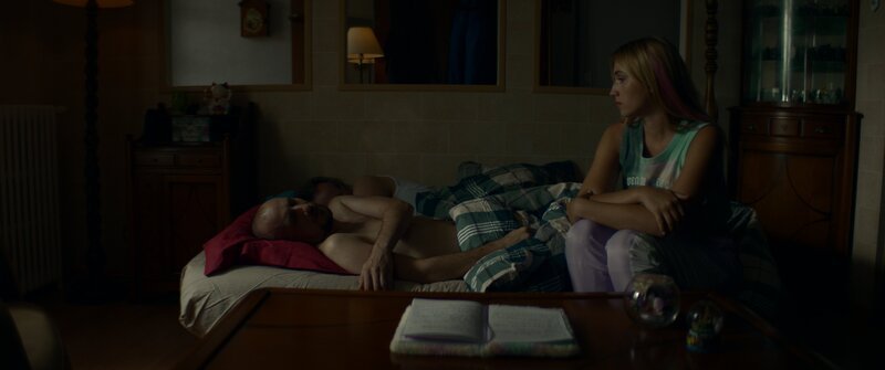 Um ihr Leben wieder auf die Reihe zu bekommen, hat Lola (Chloé Jouannet) eine schwere Entscheidung treffen müssen. Nun muss sie es Mickaël (Adrien Ménielle) auf ihre Art beibringen. – Bild: NOON /​ ZDF